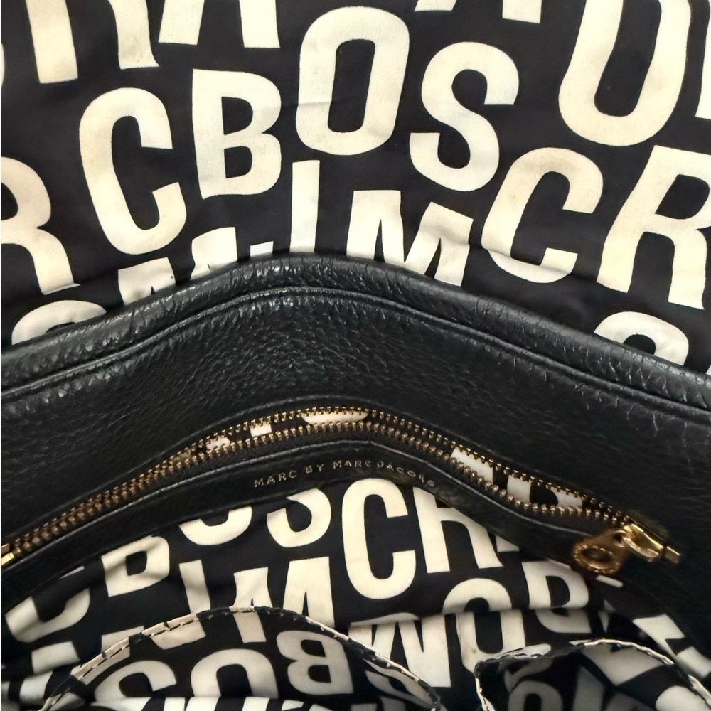 Marc Jacobs Black Pebbled Leather Crossbody with Gold Plaque - Picture 4 of 5
